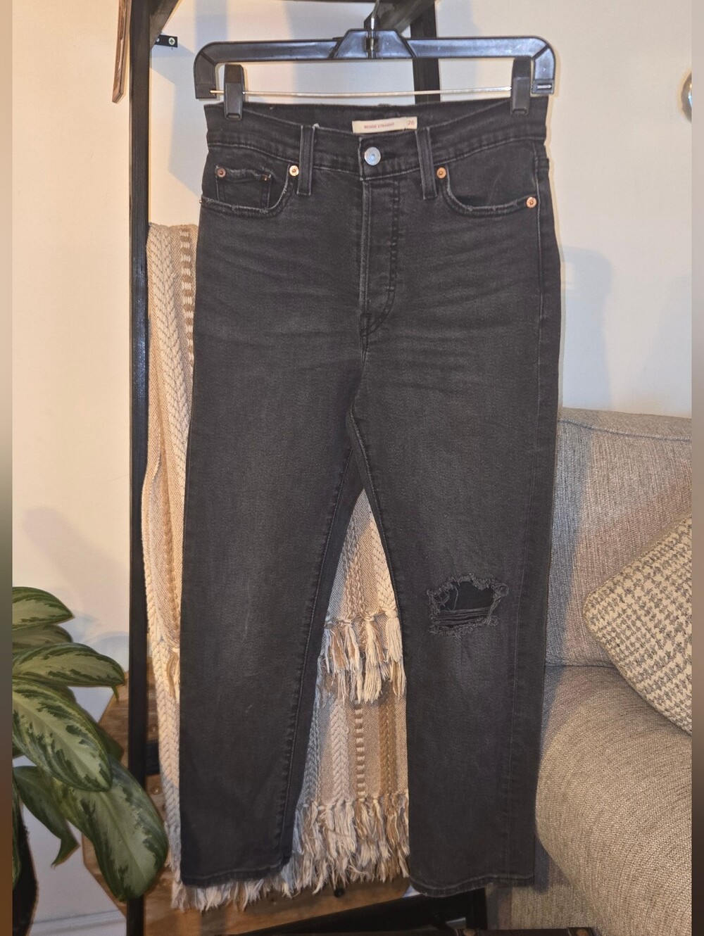Levi’s Black Wedgie Straight High Rise Distressed Knee Jeans | Size 26x26